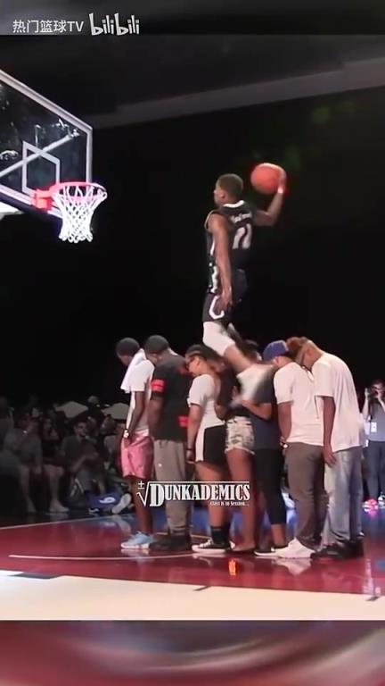 看着都疼！跨越7人的单臂劈扣，磕到了最后一个人的头！