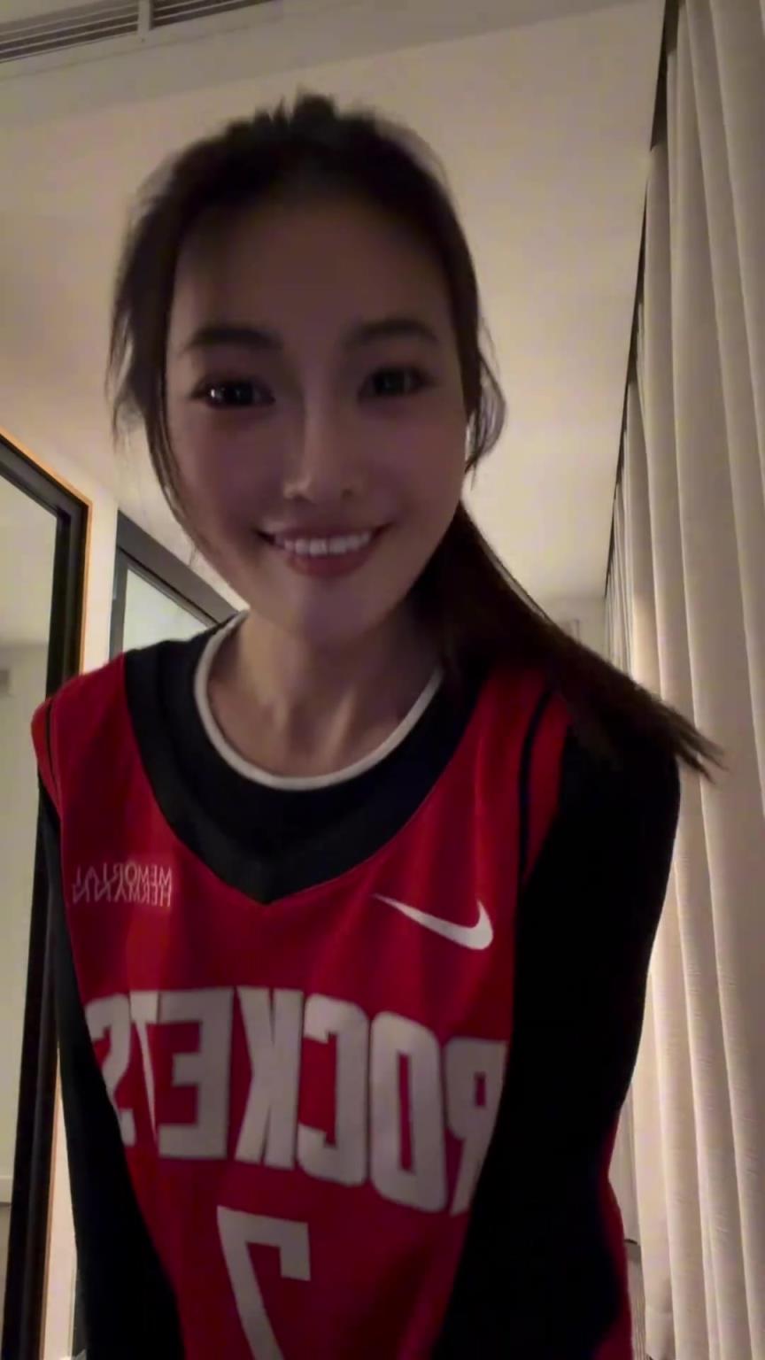 孟超小姐姐买到了杜兰特的球衣，开心的像个孩子☺️