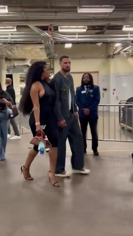 克莱女友马冬梅这身材确实夸张，真担心他会Hold不住