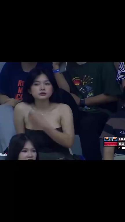 你这导播，不好好播比赛，专门盯着美女看啊