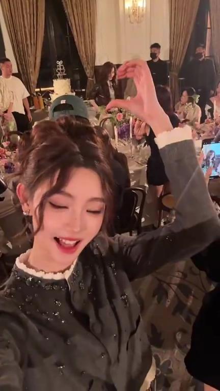 金佳悦此前在上海时装周遇到Angelababy，感觉两人有点像啊