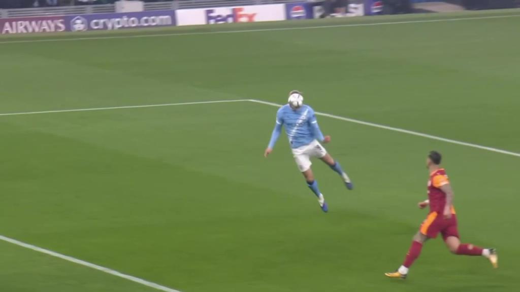 差之毫厘！艾特-努里精准传中，哈兰德飞身头球稍稍偏出！