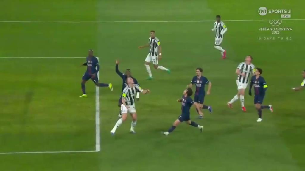 巴黎禁区内解围失误！丹-伯恩头球摆度助攻，威洛克跟进头球破门