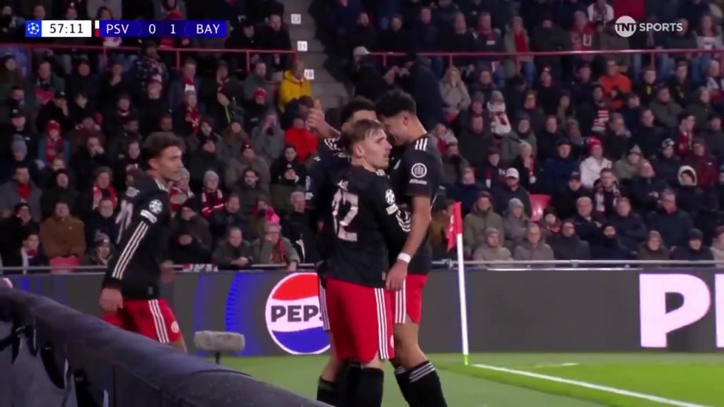 复出首球！穆西亚拉小角度爆射打破僵局！卡尔禁区内送助攻！