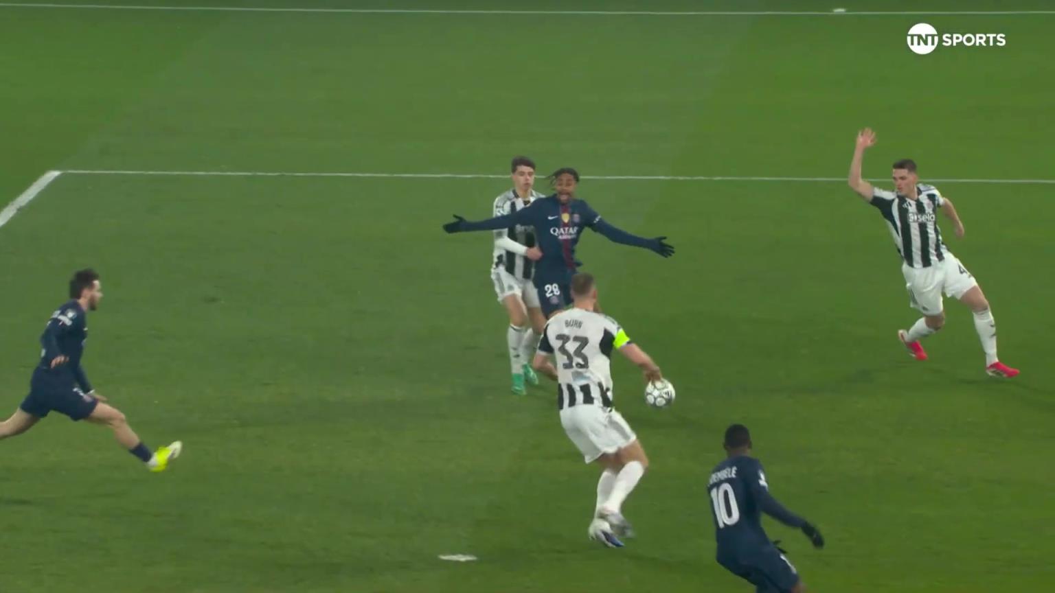 巴黎开场错失良机！登贝莱主罚点球被扑出！