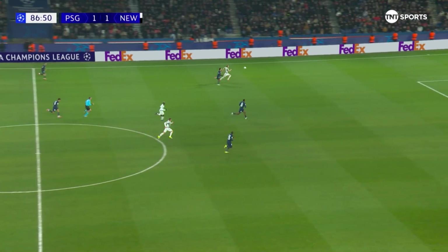 纽卡错失绝杀！巴恩斯绝佳机会抽射击中边网！