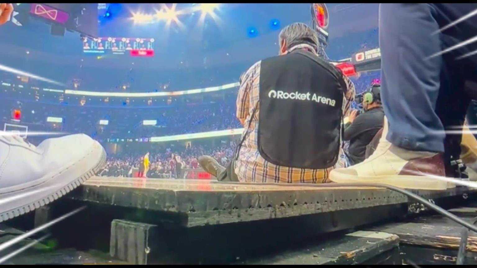 东契奇踩空崴脚！骑士球场地板这高度差太恐怖了！曾导致德鲁报销