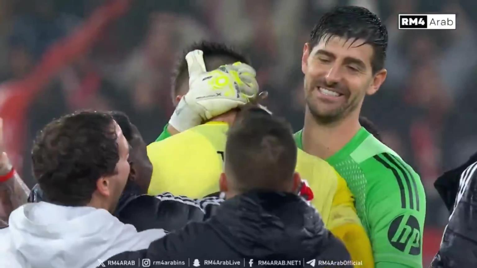 创造神剧情！赛后库尔图瓦向本菲卡门将拥抱致意