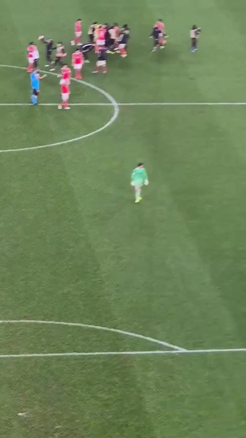 赛后皇马球员迅速退场，库尔图瓦对队友不愿向球迷致歉感到生气