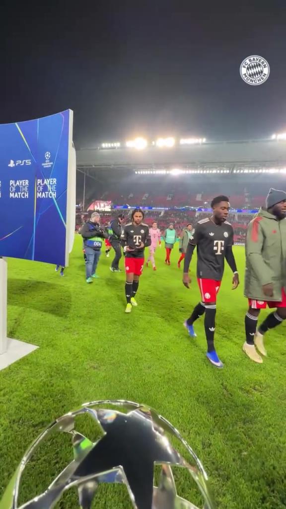 站出来了！乌尔比希领取最佳球员奖杯！