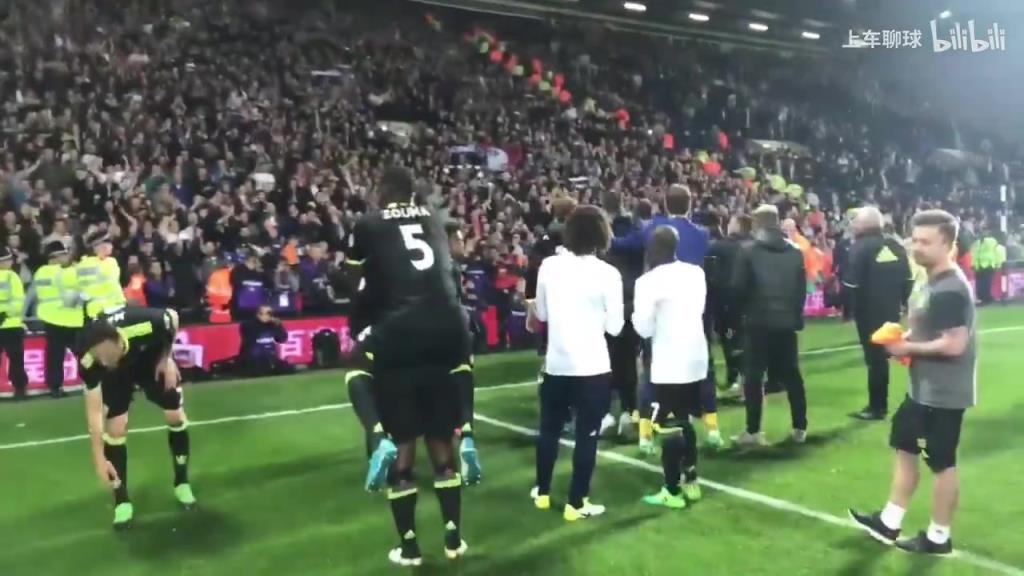 物是人非！名场面：切尔西英超夺冠，球迷们为孔蒂高唱赞歌！