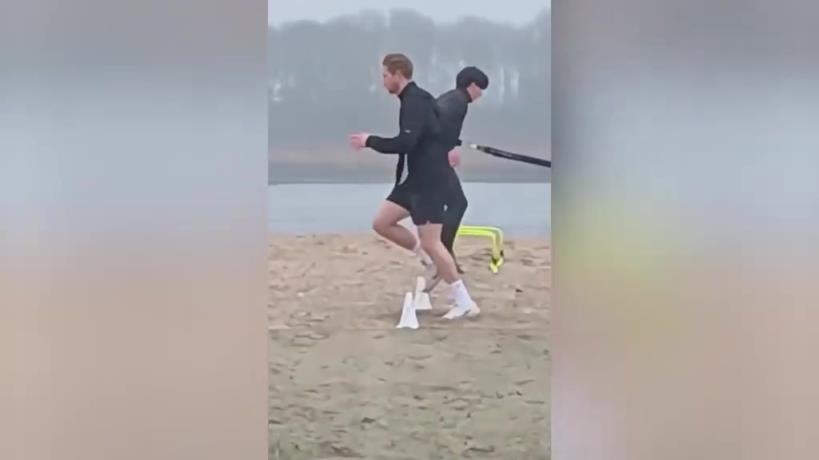 早日康复！德布劳内近期开始沙滩训练了！
