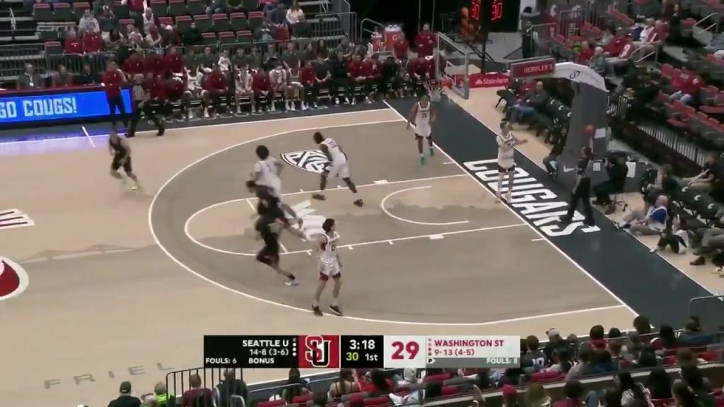 凶！中国选手淡厚然今天在NCAA上演一记双手霸气隔扣！