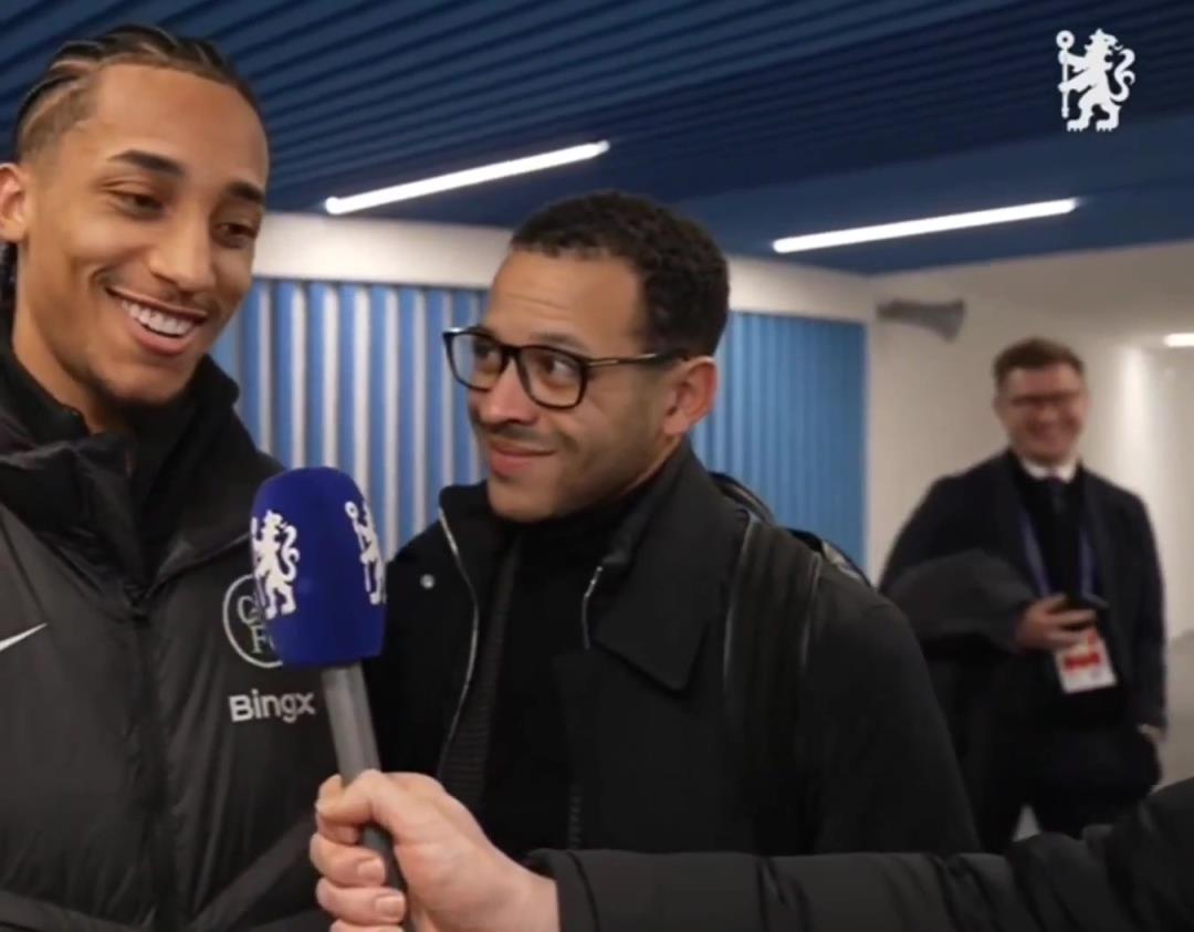 看看佩德罗和切尔西新帅的互动，队内气氛太好了