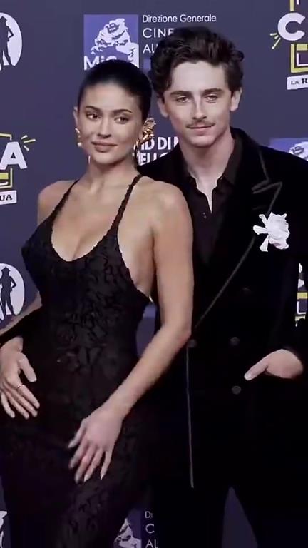 尼克斯铁杆球迷！凯莉·詹娜这身材是真完美啊，小甜茶驾驭得住吗