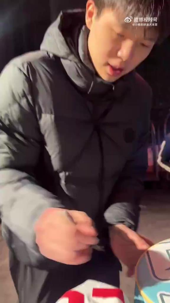 女球迷在纽约偶遇杨瀚森，小杨直接送上合照+签名，给女球迷激动坏了