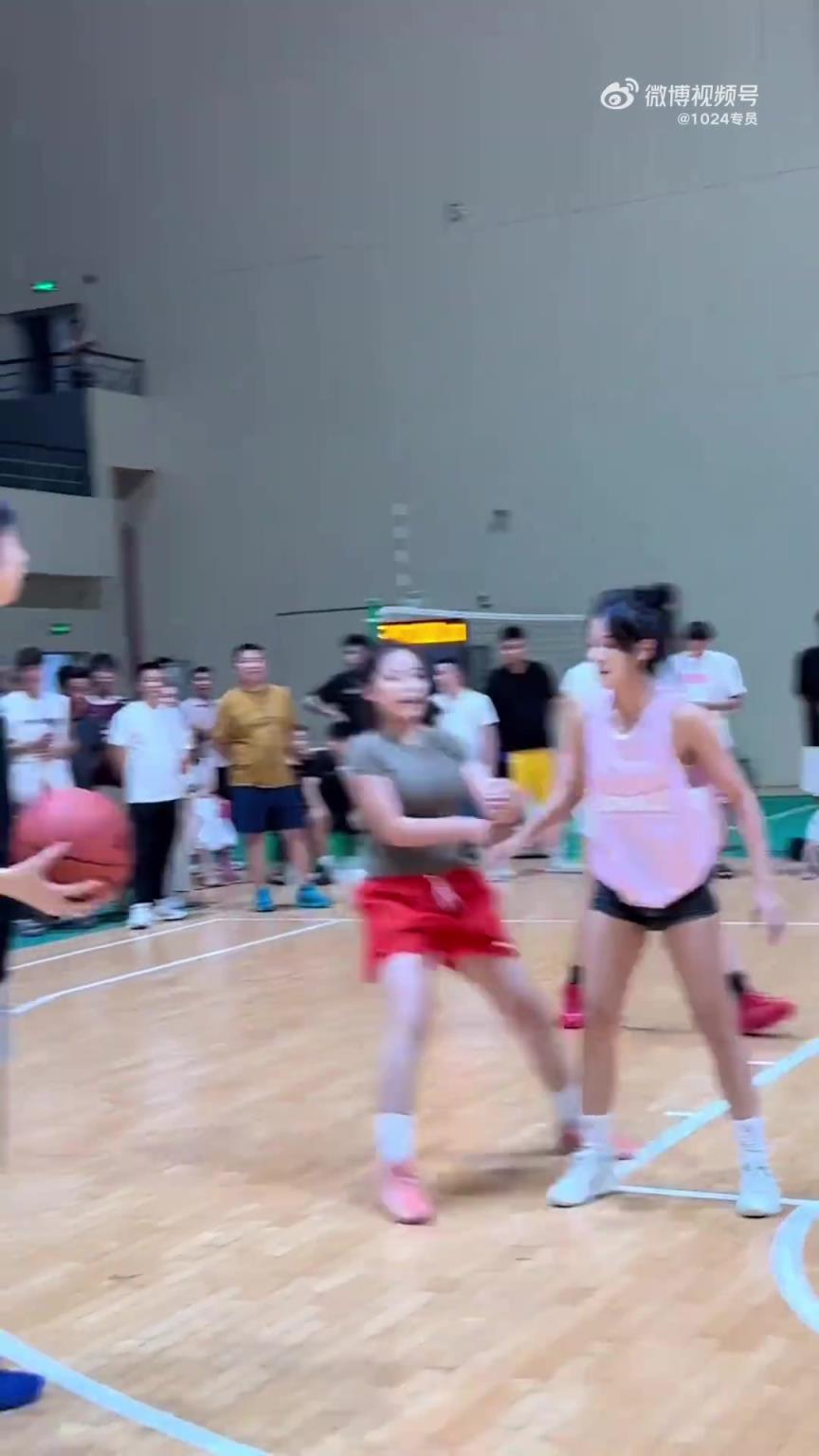 女生打3v3比赛，这位穿红短裤的小姐姐真的好抢眼啊