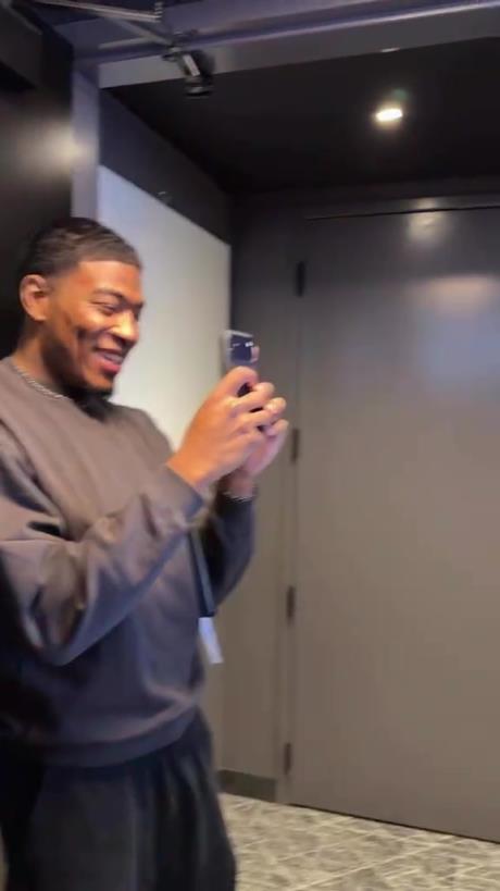 湖人骑士，八村垒拍JR抱布朗尼冠军合照