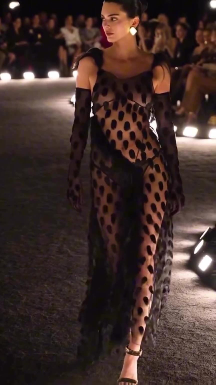 都是全球顶级超模，肯豆&库兹马女友温妮-哈洛，你们怎么选？