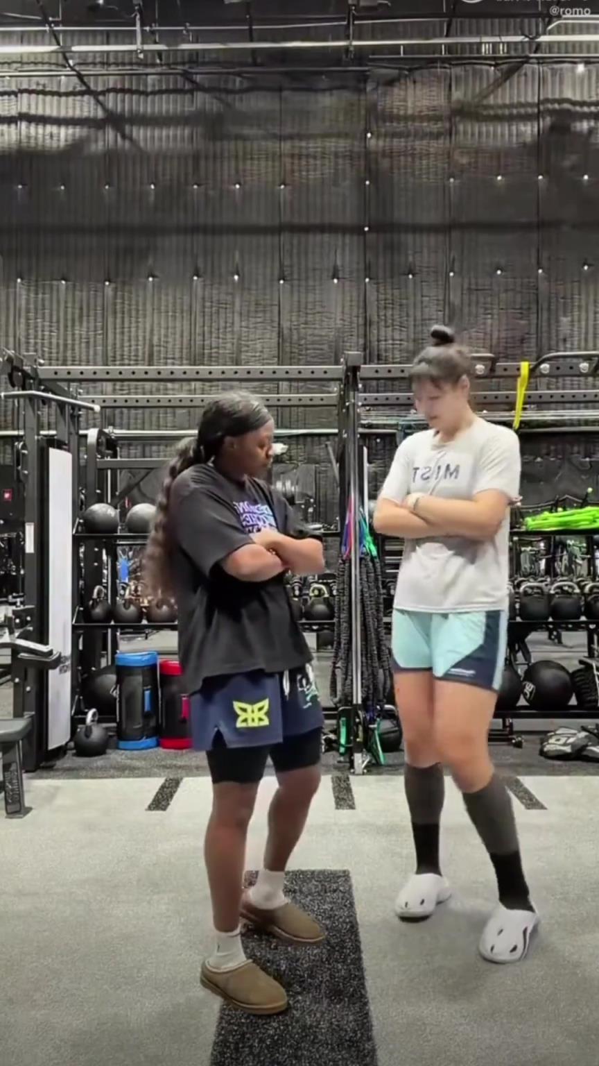 小宝这舞跳得太嗨了！和球场上的她太反差啦 可爱可爱