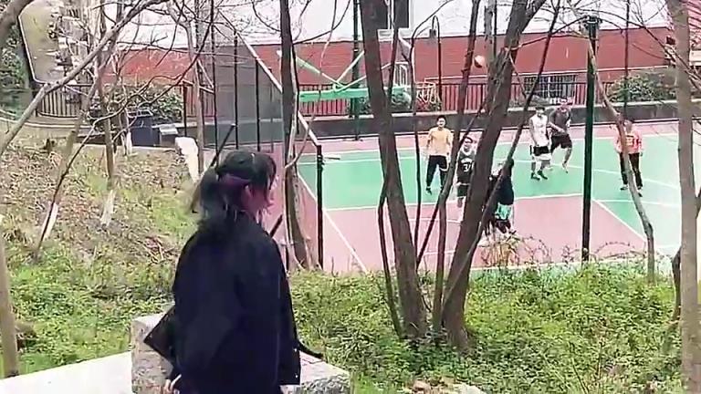 至于嘛？小姐姐看到男生打篮球显得好激动啊