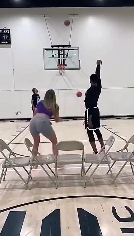 国外这位美女投篮也太准了吧，有没有吧友可以一战？