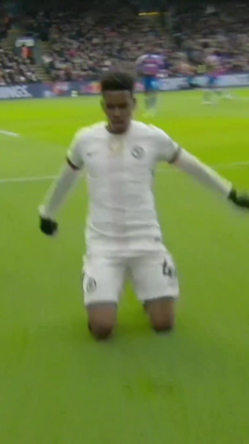 埃斯特旺：这滑跪庆祝太有难度了，还是跳个舞缓解一下尴尬吧！