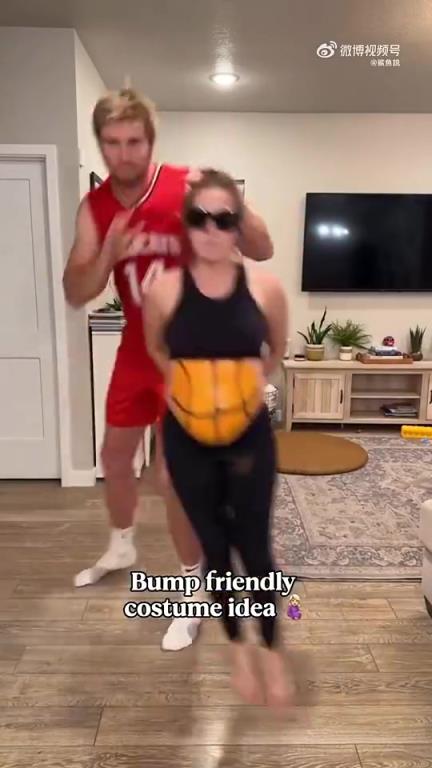 你小子挺会玩啊，竟然把老婆当“篮球”玩