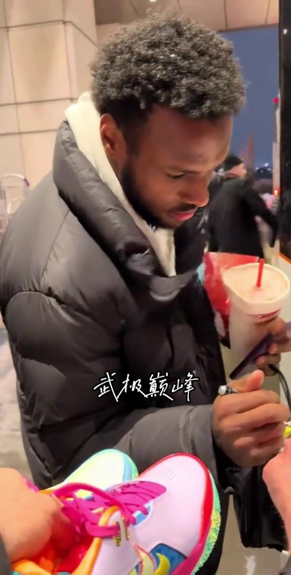 布朗尼赛后回到酒店为克利夫兰球迷签名～身后的詹姆斯穿的真厚。