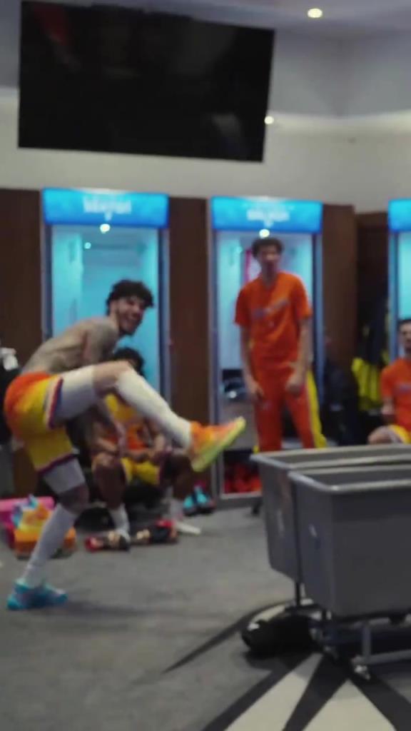 战胜马刺六连胜的黄蜂队，主教练查尔斯李在更衣室开心翻跟头