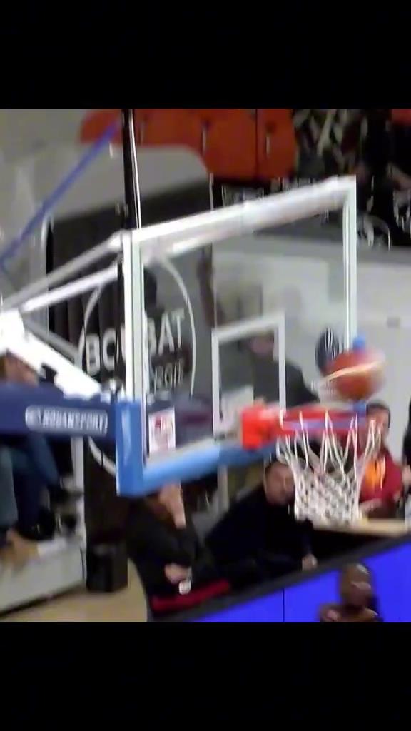 其他人都是三步上篮，约翰内斯是三步接三分