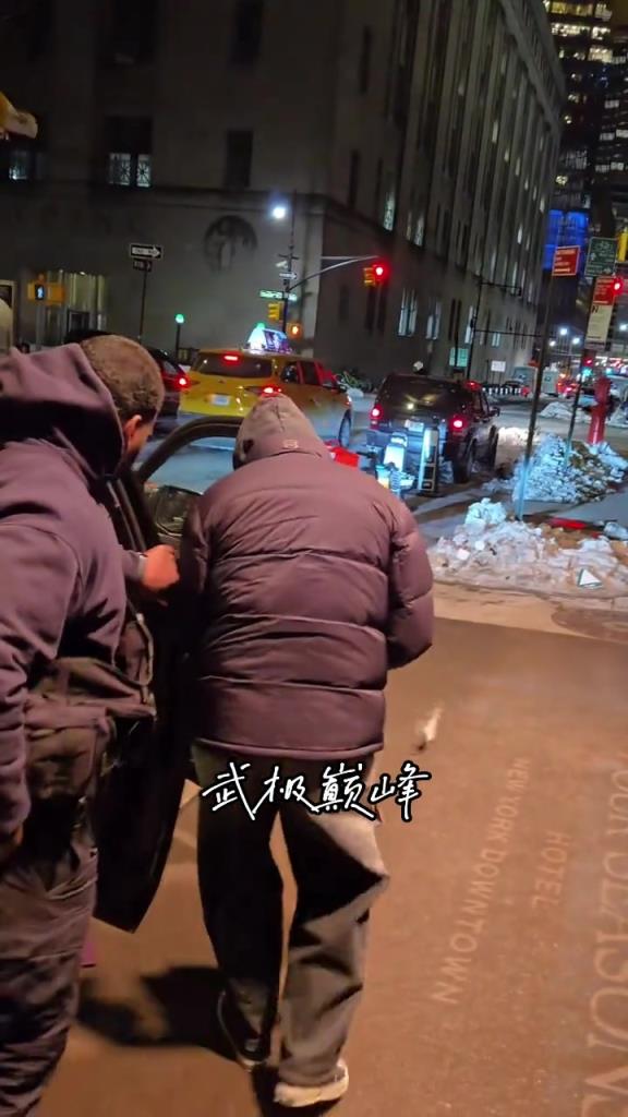 “布朗尼带着女友到酒店被纽约记者抓拍～”