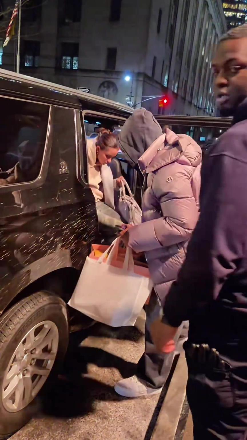 詹姆斯和妻子吃完晚饭回家,穿搭帅气时尚!