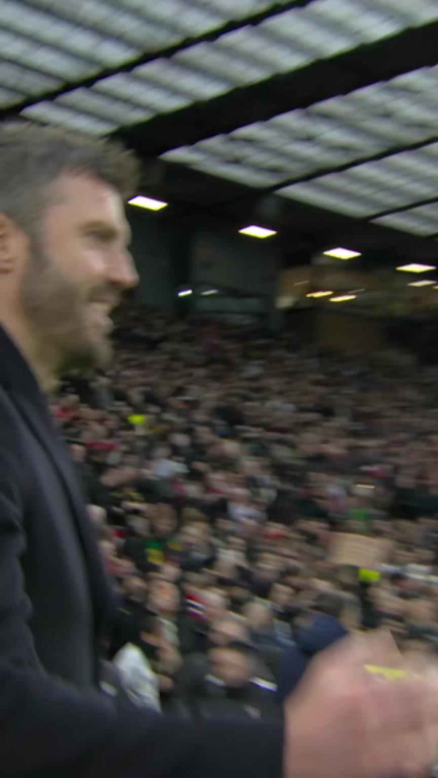 这氛围 爱了！曼联官方：老特拉福德球场赛后景象