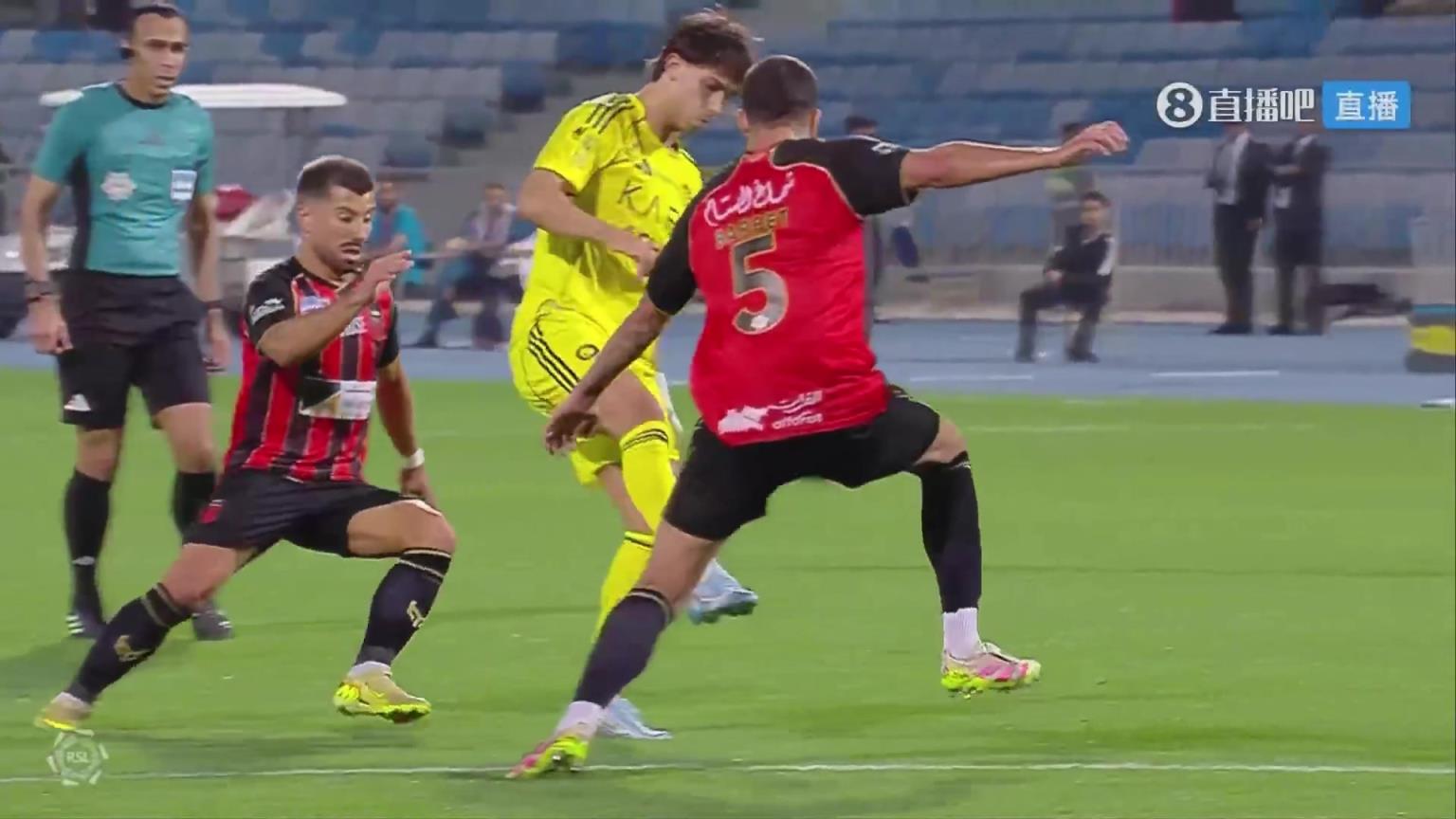 利雅得胜利1-0领先!菲利克斯灵性挑传,马内凌空抽射破门