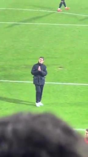 上一场扔炮仗导致比赛中断！实拍：齐沃场边提醒极端国米球迷冷静