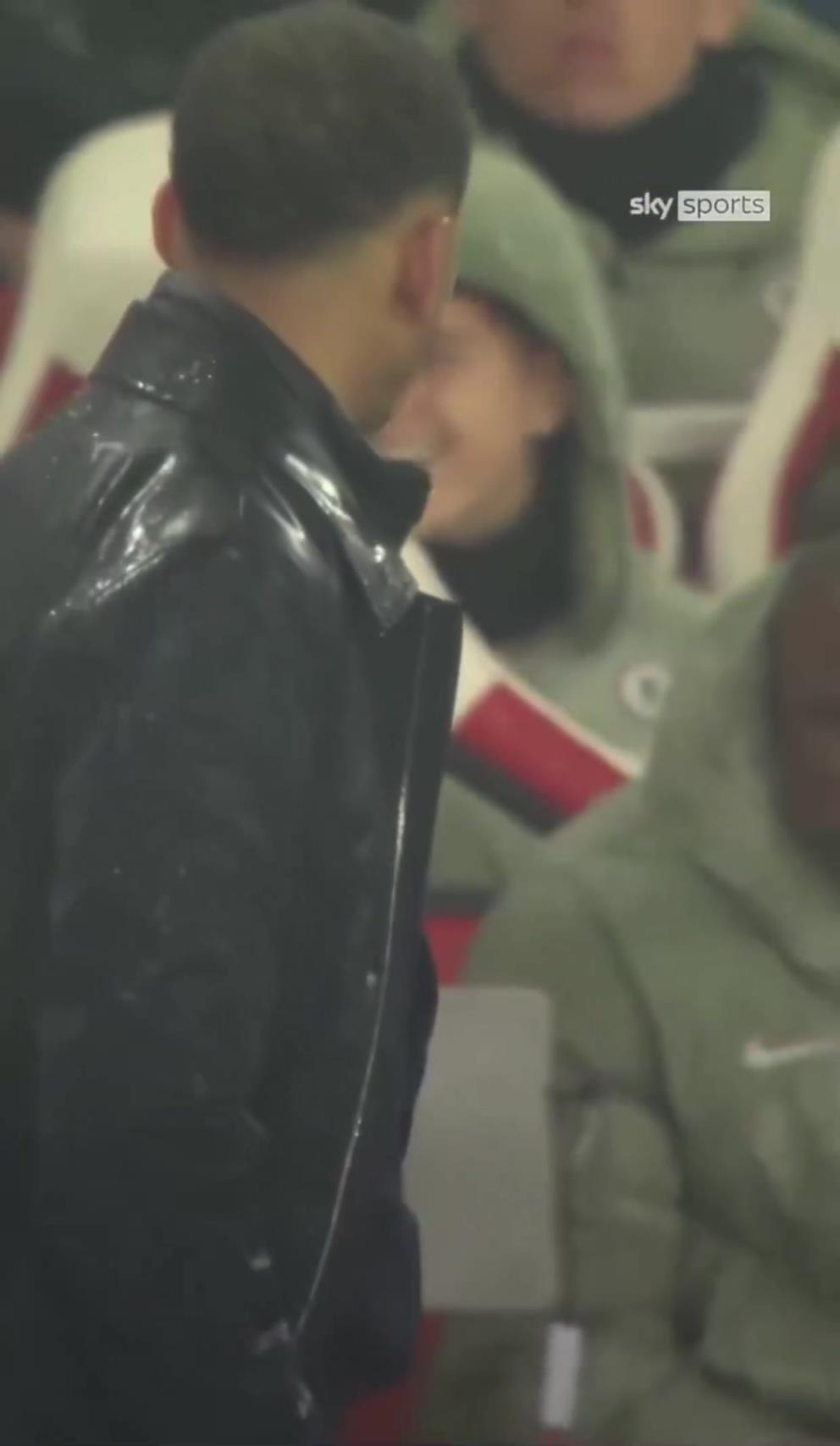 教练停球失误你笑得最欢，还想不想上场