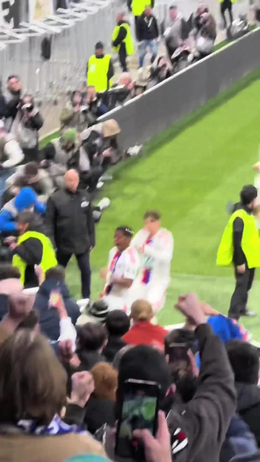 5场5球1助！恩德里克进球后怒踹角旗杆和护栏激情庆祝