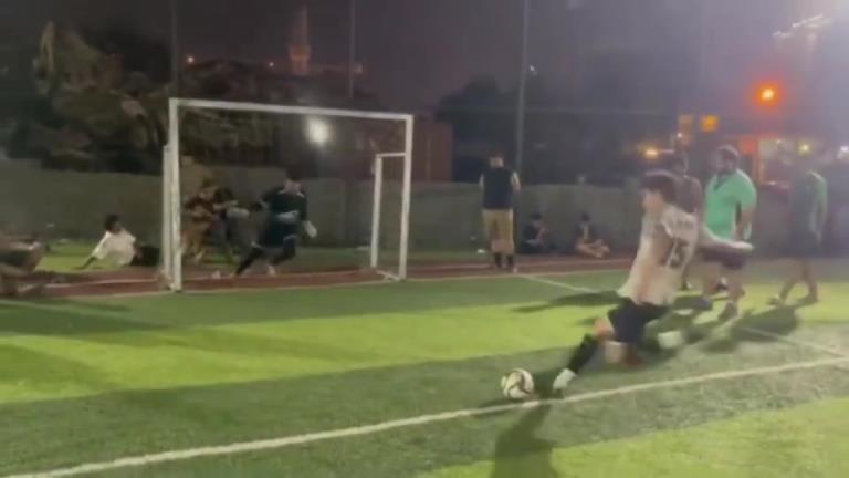 门将：还好扑对了方向，差点被轰死了