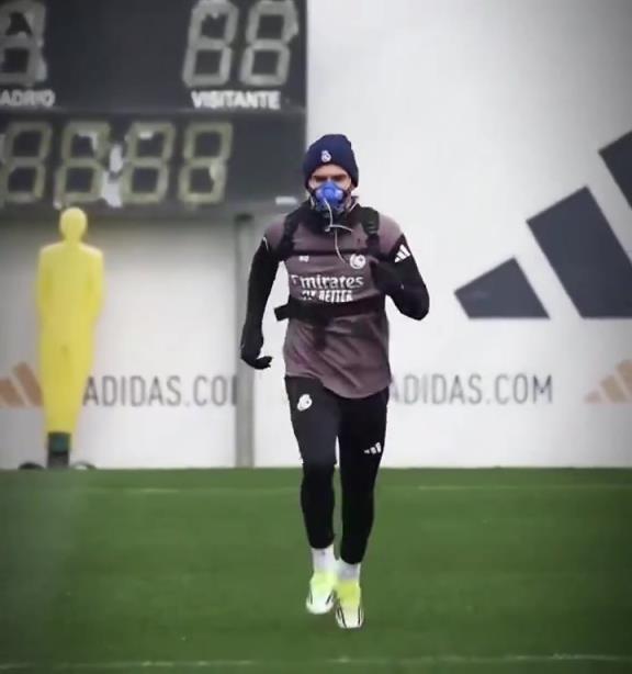 “他们说我是个魔鬼”，平图斯面罩重返皇马训练场