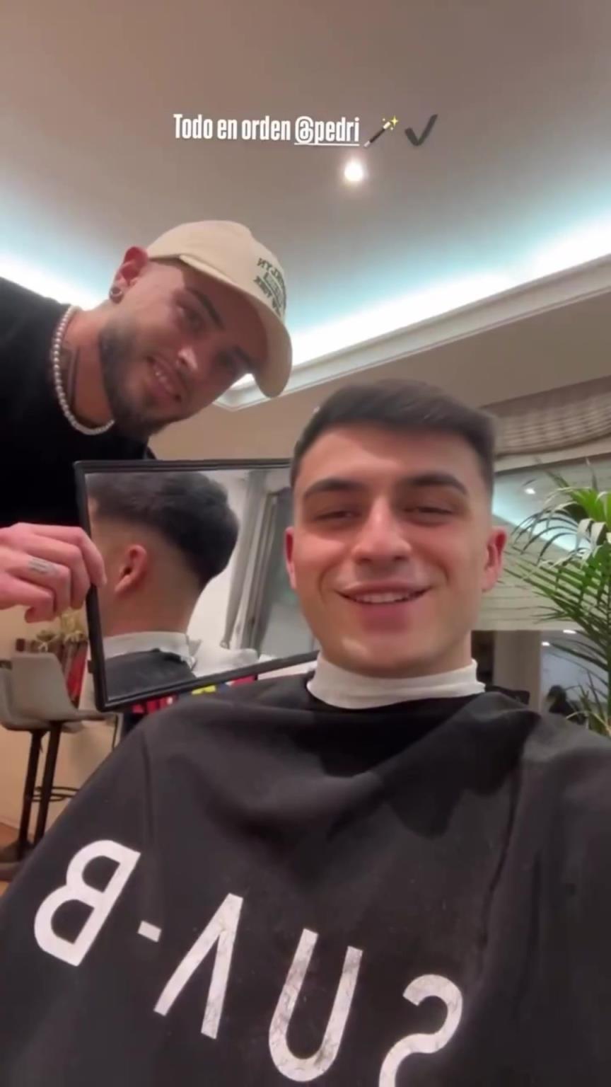 帅~佩德里剪了一个熟男发型，小伙子的眼窝还是如此深沉