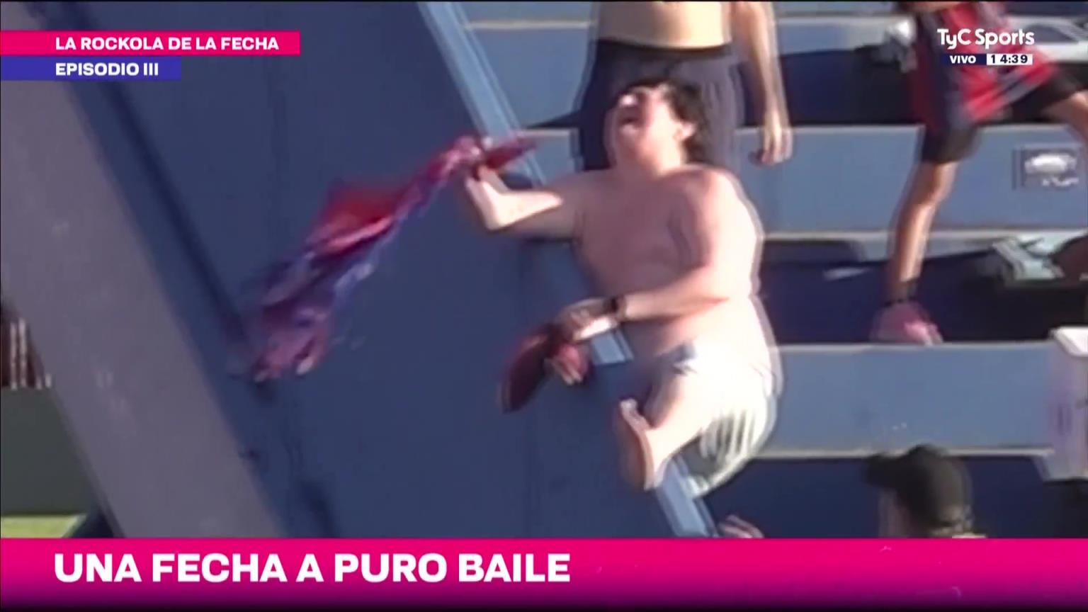 激动的心！圣洛伦索队赢球后，胖胖球迷赤身在场边欢呼庆祝