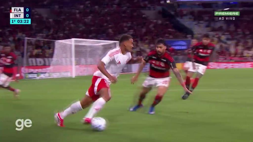 帕奎塔回归巴甲首秀中仅用了4分钟就领到黄牌，动作有点大