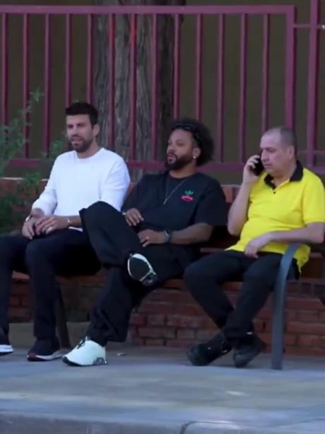 皮克和马塞洛坐在街边，结果路人都不认识他们