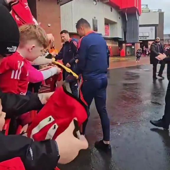 这是什么表情！曼联球迷：你喜欢加纳乔吗？卡塞米罗：‍