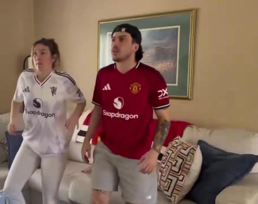 幸福时刻！当舍什科打入制胜球，曼联情侣球迷的反应