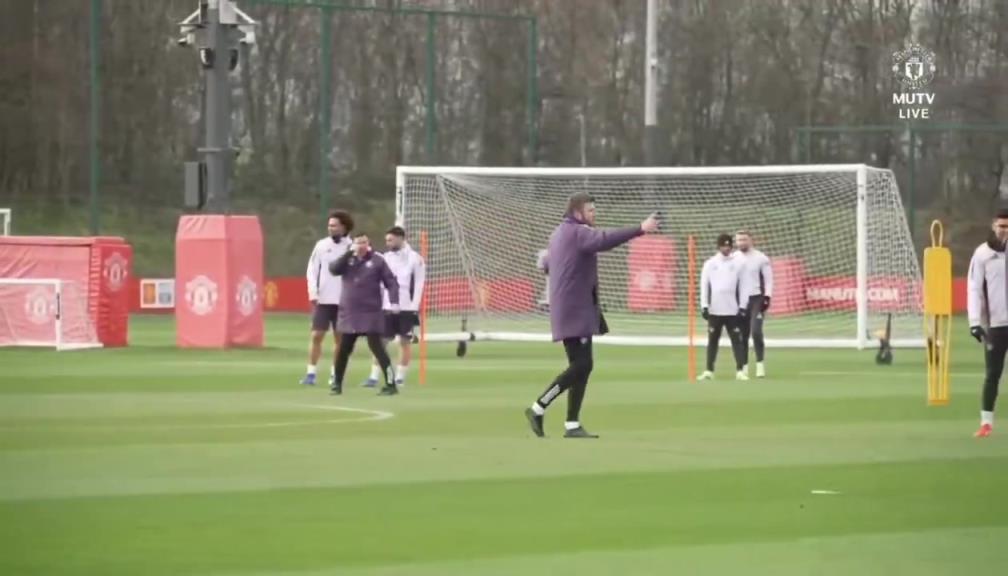 事必躬亲！卡里克亲自指导球员进行三角传球训练