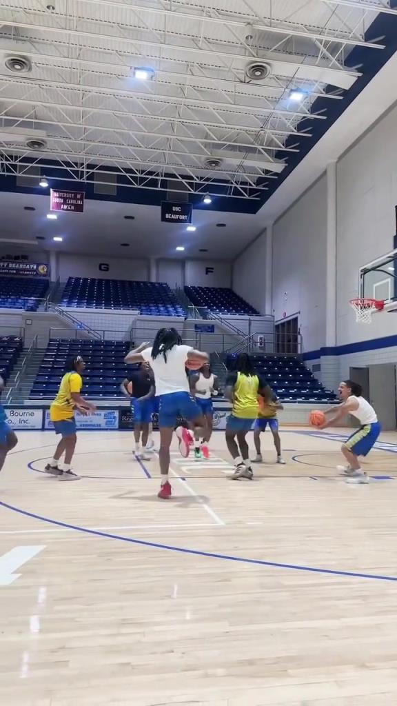 全美已经开始模仿詹姆斯赛前仪式～