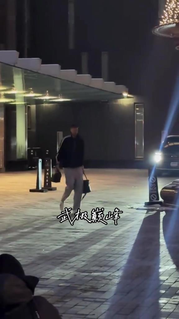 勇士心心念念的超级中锋来了～波尔津吉斯抵达金州...