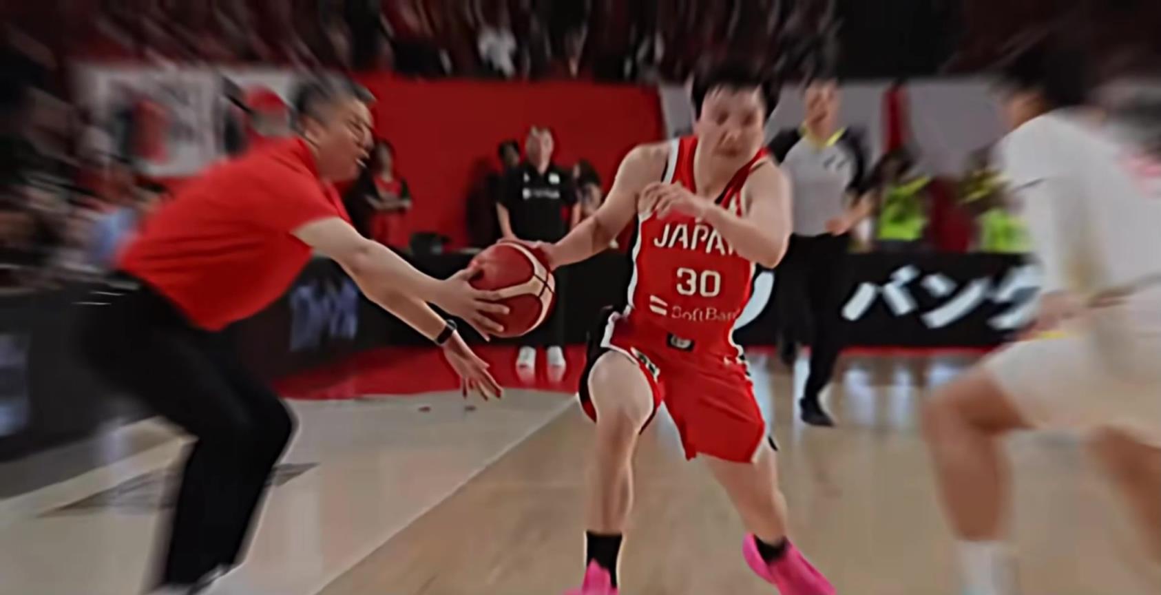 算6打8吧！郭士强昨晚在场外“协防”，貌似真的完成“抢断”